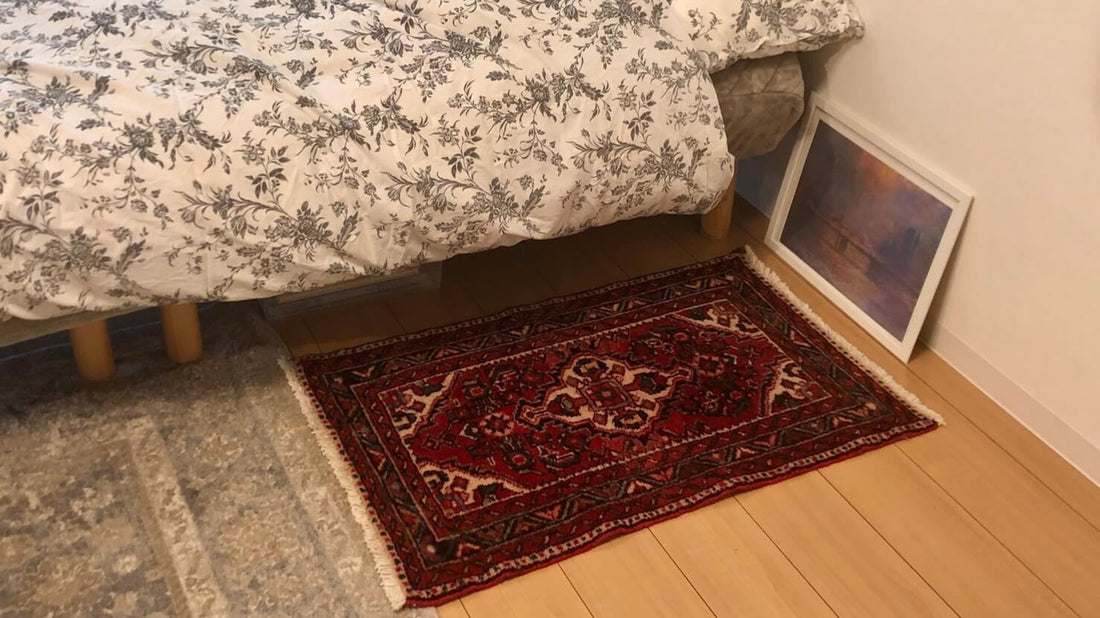 柔らかい赤色のラグ