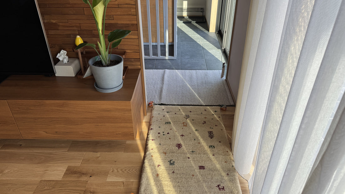 可愛らしい雰囲気と踏み心地が気に入ったのか夫がソファ下に敷きたいと言い出しました