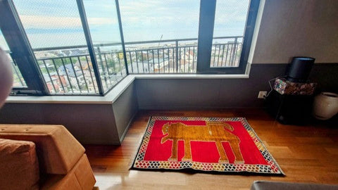 フローリングの色味ともマッチし黒のチェアが映える赤のラグはとても素敵です