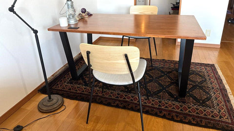 A rug that accentuates the presence of your dining table 
