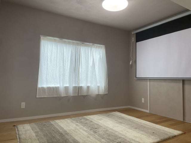 ラグの上でゴロゴロしながら映画を見る時間は至福