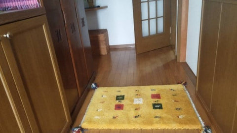 黄色のギャッベに心がにんまり