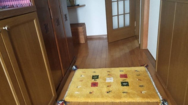 黄色のギャッベに心がにんまり