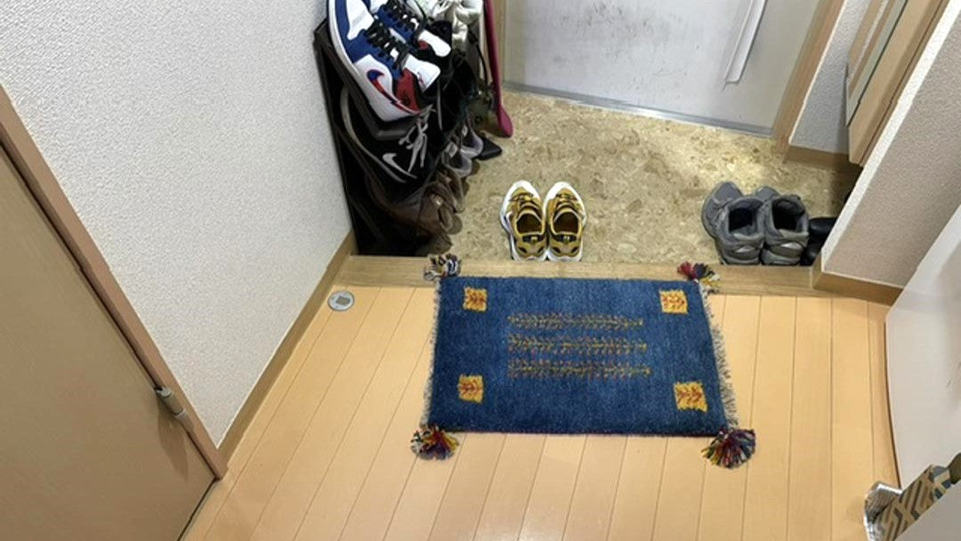 帰ってきてすぐにお気に入りのラグ