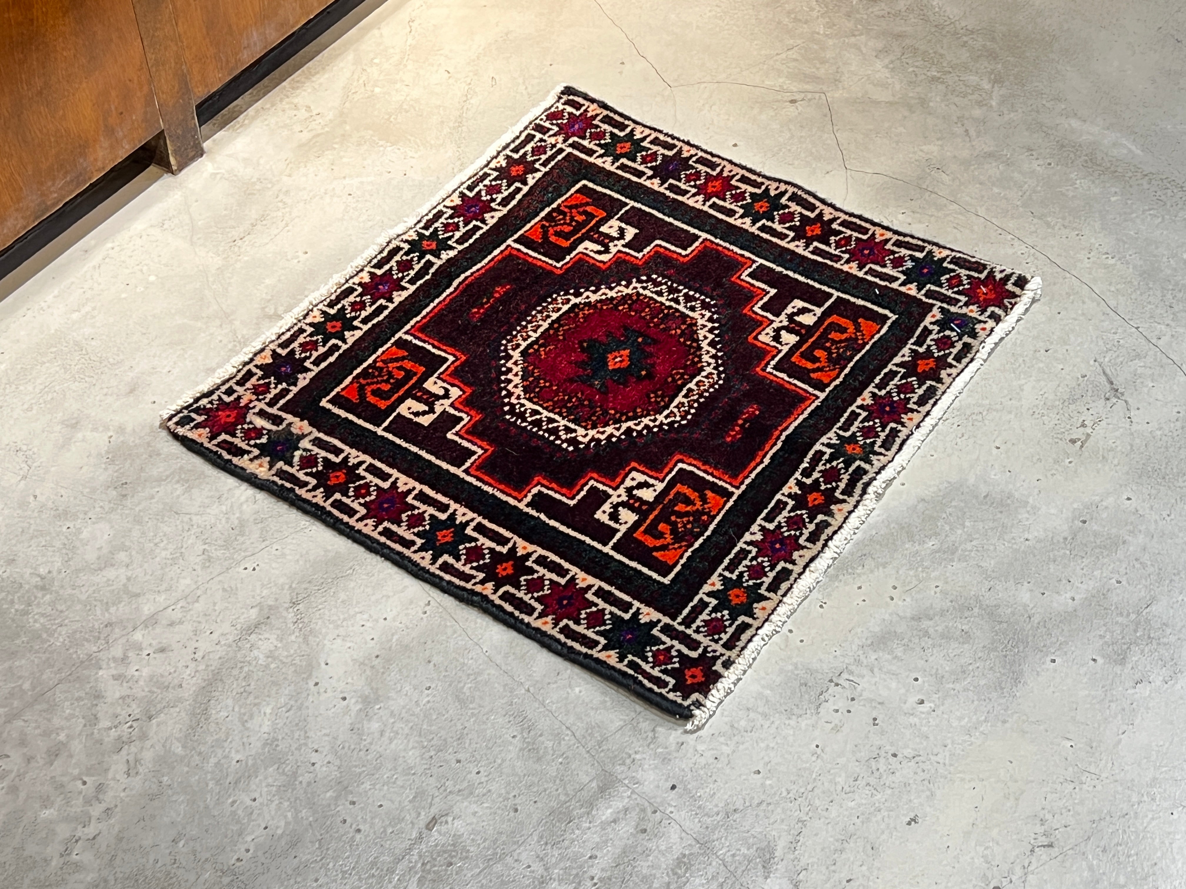 ラグ　Hand Woven LOGO Rug - small ALL – Layout online